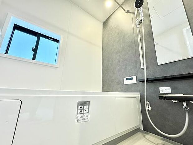 ゆったりとした広さのお風呂スペース!心と身体をリフレッシュさせる癒しの空間でもあるバスルーム!浴室乾燥機付きです!