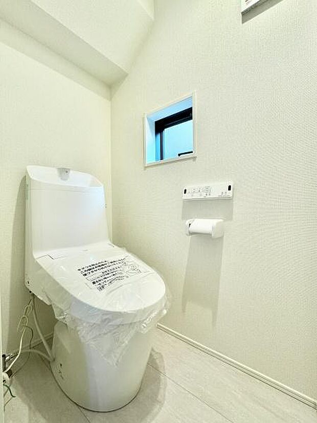 トイレは1・2階に設置され、シャワートイレが内蔵されています。窓もあるため換気も十分おこなえます!