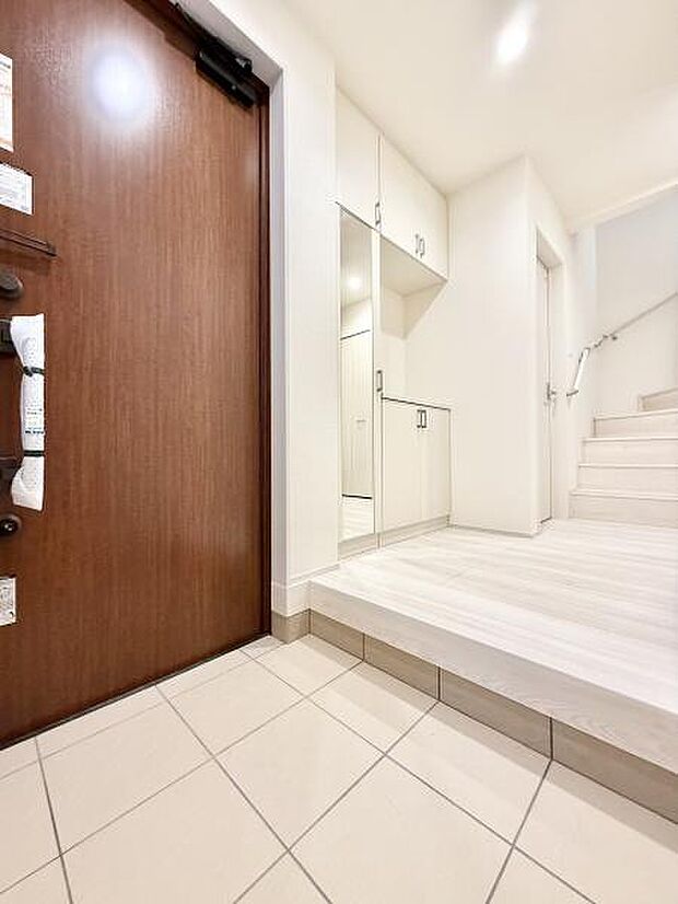 落ち着いた空間を演出し、ご家族や来客者を気持ちよく出迎えます。収納力の高いシューズボックスも設置され玄関をスッキリと保てます！