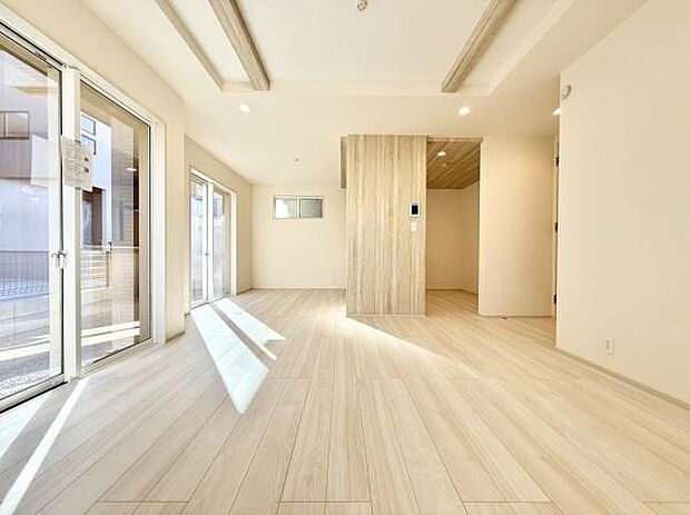 明るく開放的なリビングが魅力。自然光に包まれる心地よい空間で、日々の暮らしがより豊かになります。