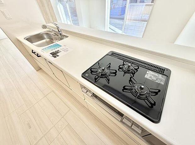 清潔感あふれるシステムキッチン。ワイドな調理台と豊富な収納で家事がスムーズ。毎日の料理を効率的に、家族との時間をもっと大切にできる空間です。