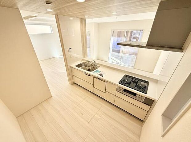 スタイリッシュなシステムキッチンは、収納力と機能性を兼ね備え、料理が楽しくなる空間。リビングとつながるレイアウトも魅力です。