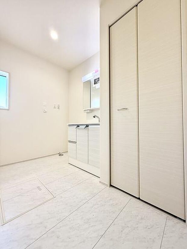 洗面台は高級感あふれる仕様！洗面室はゆとりある広さで毎朝の準備も快適です。使い勝手と美しさを兼ね備えた洗面室です。