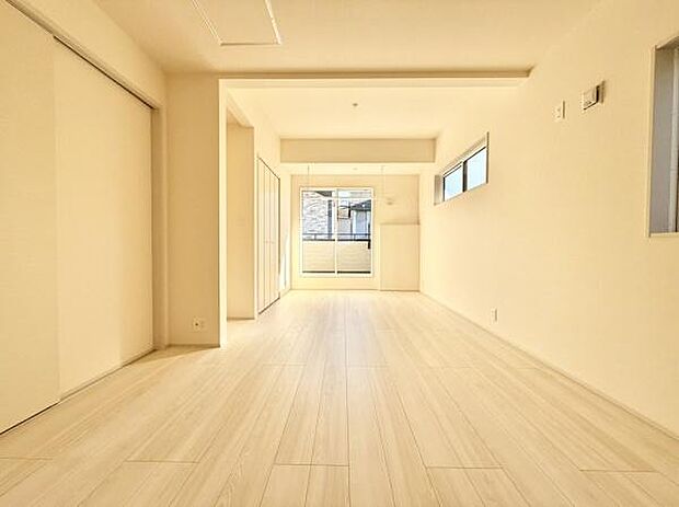 バルコニーに面した洋室5.25帖＋5.25帖と広々。仕切りをつけてお部屋を2つに分けて使うことも可能です！ウォークインクローゼット付き。