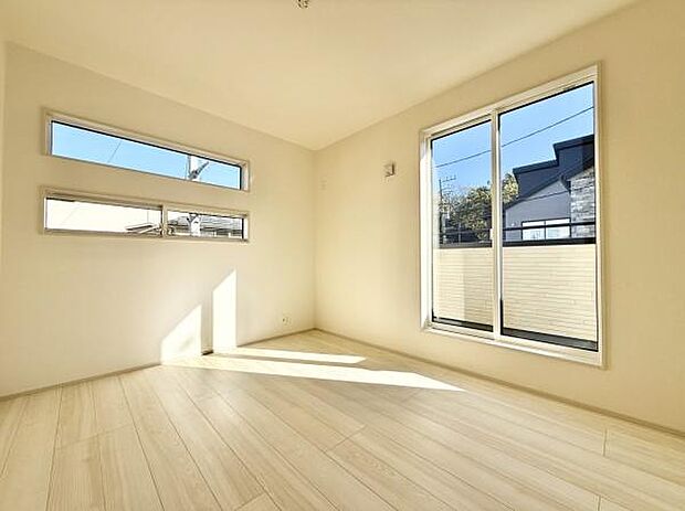 落ち着いた色合いとシンプルなデザインが魅力の洋室。クローゼット付きで、衣類や荷物もスッキリ収納。使い勝手の良い快適空間です。