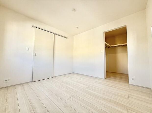 バルコニーに面した洋室。陽当たりが良く快適な空間でくつろげます！