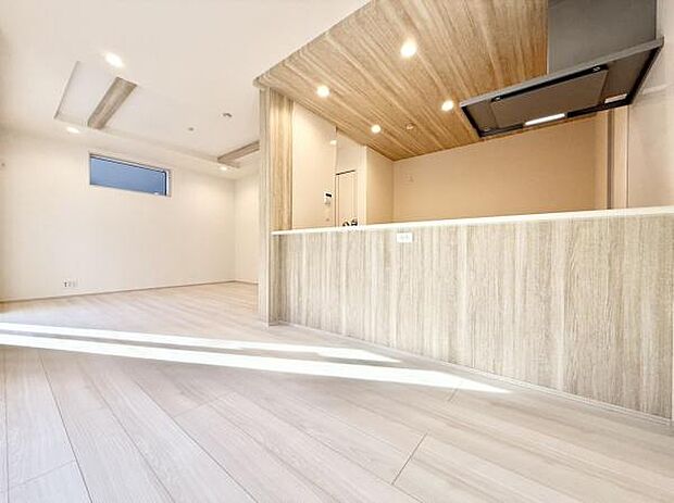 明るく開放的なリビングが魅力。自然光に包まれる心地よい空間で、日々の暮らしがより豊かになります。