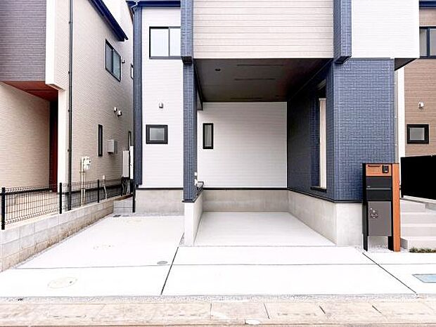 カースペース2台駐車可能で、お出かけや通勤時にも安心です！（車種によります）