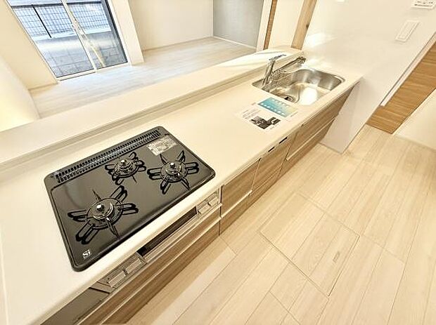 スタイリッシュなシステムキッチンは、収納力と機能性を兼ね備え、料理が楽しくなる空間。