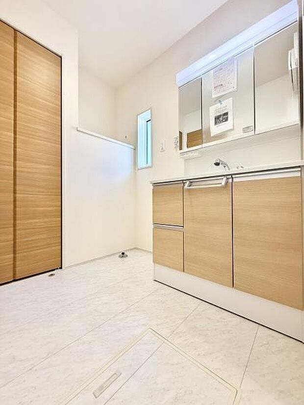 洗面室はゆとりある広さで毎朝の準備も快適です。洗面台収納には、お洗濯用品やスキンケア用品などしっかり収納できるようスペースも充実しています！