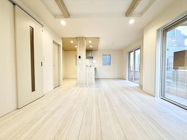 明るく開放的なリビングが魅力。自然光に包まれる心地よい空間で、日々の暮らしがより豊かになります。リビングにエアコン設置可能です！