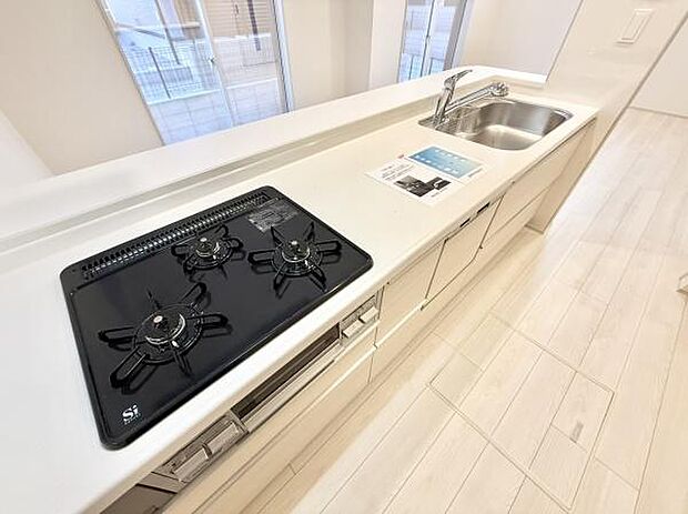 清潔感あふれるシステムキッチン。ワイドな調理台と豊富な収納で家事がスムーズ。毎日の料理を効率的に、家族との時間をもっと大切にできる空間です。