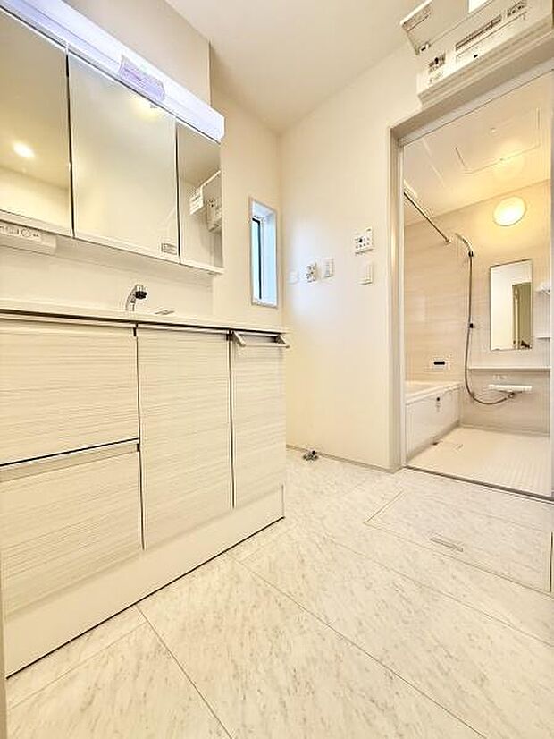 洗面室はゆとりある広さで毎朝の準備も快適です。洗面台収納には、お洗濯用品やスキンケア用品などしっかり収納できるようスペースも充実しています！