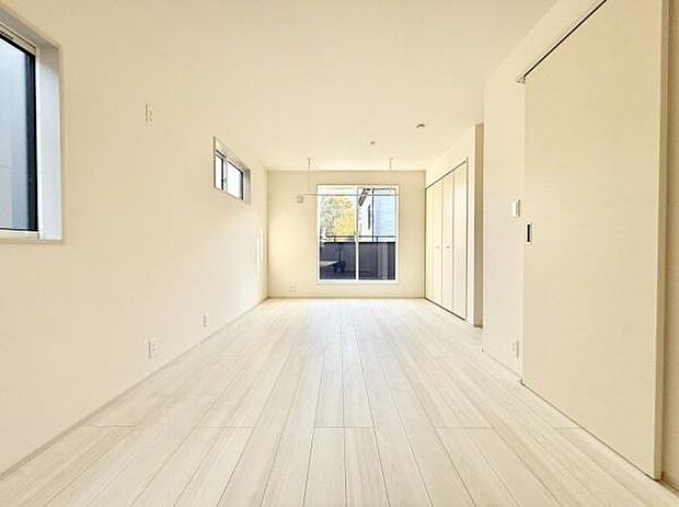 落ち着いた色合いとシンプルなデザインが魅力の洋室。クローゼット＆物入付きで、衣類や荷物の整理整頓がしやすく、使い勝手の良い快適空間です。