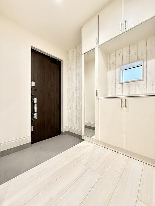 落ち着いた空間を演出し、ご家族や来客者を気持ちよく出迎えます。収納力の高いシューズボックスも設置され玄関をスッキリと保てます！