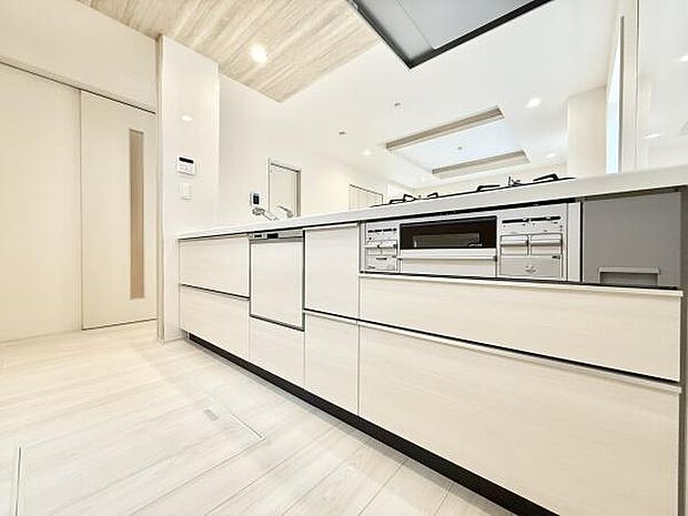 人気の対面式キッチンはリビング、ダイニングを一望できます！キッチンは作業スペースも広々、収納にも困りません！家事の時短を叶える食洗機付きです！