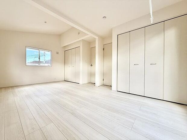 約11帖の洋室！採光良好！将来仕切りを造り2部屋にお使いいただくこともできます。クローゼット完備