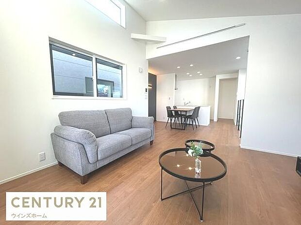 広々LDKは17.6帖！勾配天井で解放感と広がりのあるリビング！リビングとダイニングを自由に使い分けられるため、様々なライフスタイルに対応します!家族がくつろげる床暖房を完備！