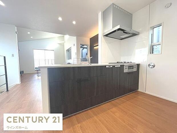 家族との会話を楽しみながらお料理できる人気の対面式。収納も豊富で、使いやすさとデザイン性を兼ね備えています。