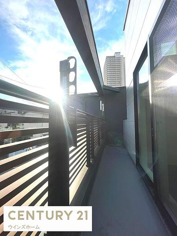 陽当たり良好なバルコニー。洗濯物もたっぷり干せて、毎日が快適です。