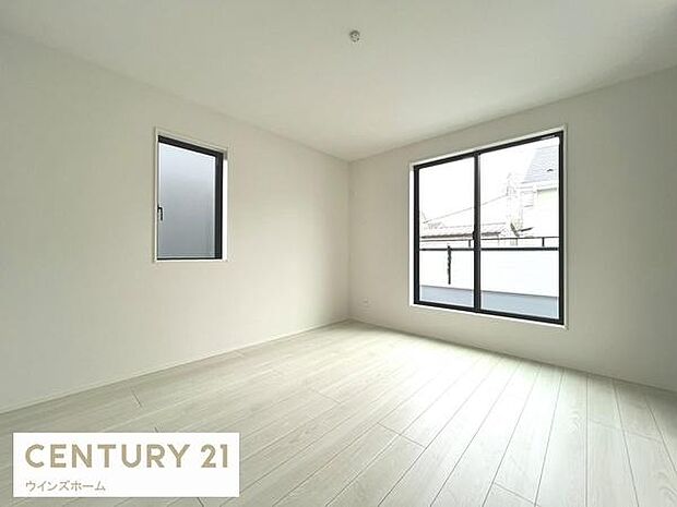 バルコニーに面した7帖の洋室は2面採光の明るいお部屋。WICを完備しております。(写真3号棟)