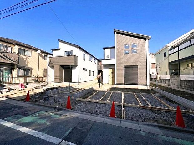 前面道路西側9mとゆったりしています。徒歩圏内に買い物施設も点在し、快適な住環境!