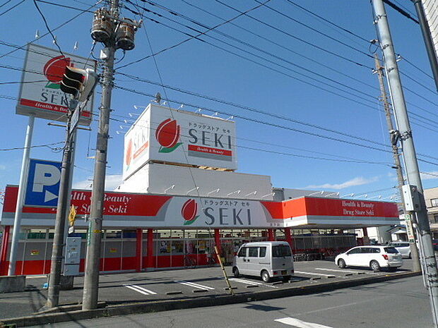 ドラッグストアセキ芝下店まで220m