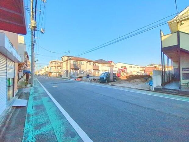 前面道路西側9ｍとゆったりしています。徒歩圏内に買い物施設も点在し、快適な住環境！
