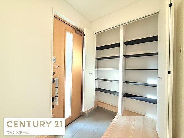 清潔感のある玄関は、大容量の収納スペースがいっぱい、靴や小物をすっきり整理できる機能的な空間です。