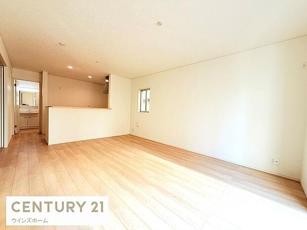 16帖のLDKは家族全員がゆったりとくつろげる空間です。採光たっぷり、解放感ある明るいリビングです