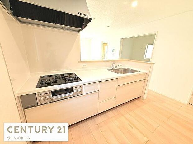 清潔感あふれるシステムキッチン。豊富な収納で家事がスムーズ。毎日の料理を効率的に、家族との時間をもっと大切にできる空間です。