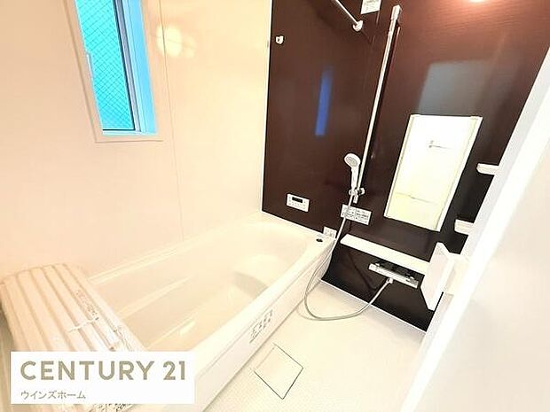 窓付き浴室で換気良好！広々とした浴室とゆったり浸かれるバスタブが、毎日の疲れを癒してくれます。