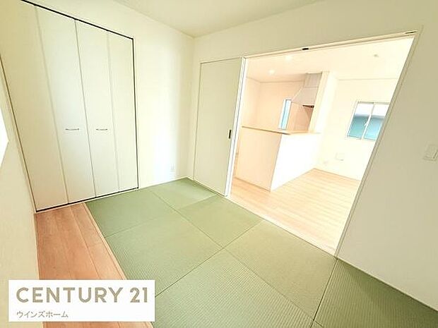 リビングとつながる続き間仕様。お昼寝や客間としても重宝します。