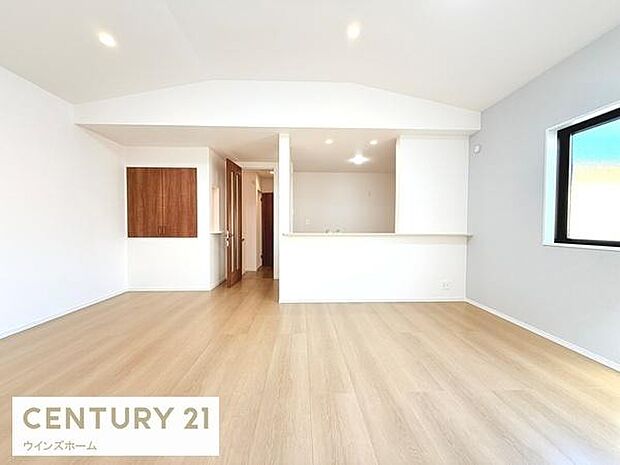 ダイニングスペースも広々！家族とのつながりを感じられる空間です。