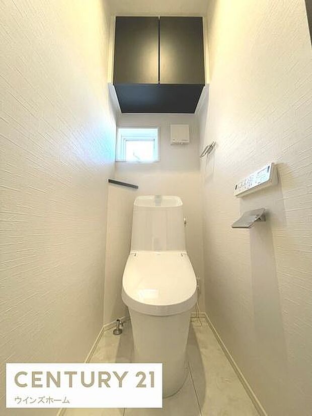 トイレは1・2階に設置されており、温水洗浄便座付きの清潔なトイレ。上部吊戸棚あり。