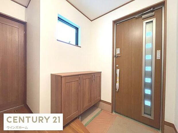 落ち着いた空間を演出しご家族や来客者を気持ちよく出迎える玄関。