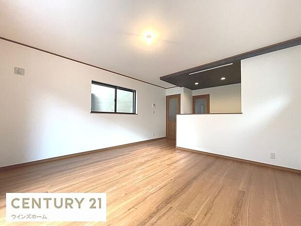 15帖超のLDKは家族全員がゆったりとくつろげる空間です。リビングとダイニングを自由に使い分けられるため、様々なライフスタイルに対応します!