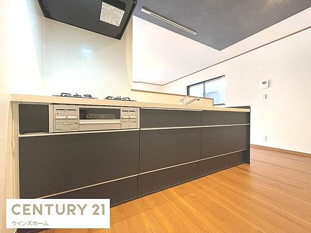 家族との会話を楽しみながらお料理できる人気の対面式。収納も豊富で、使いやすさとデザイン性を兼ね備えています。