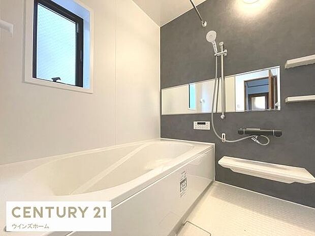 窓付き浴室で換気良好!広々とした浴室とゆったり浸かれるバスタブが、毎日の疲れを癒してくれます。