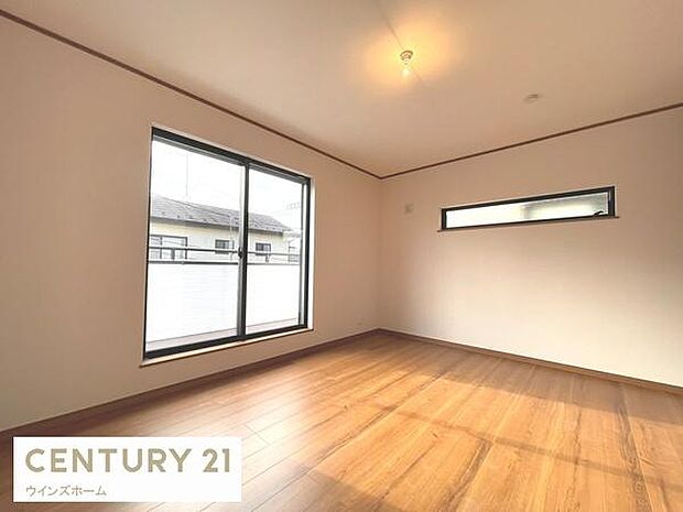 バルコニーに面した洋室は8.4帖。クローゼット2カ所付きでご夫婦の寝室としてもお使いいただけます!お部屋すっきり快適な空間!