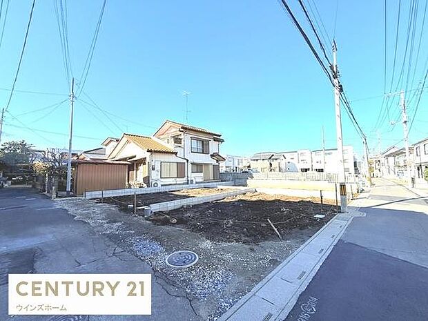 前面道路は南側4×東側4m。陽当たりの良い角地!小学校まで徒歩約4分と至近でお子様の通学も安心です!