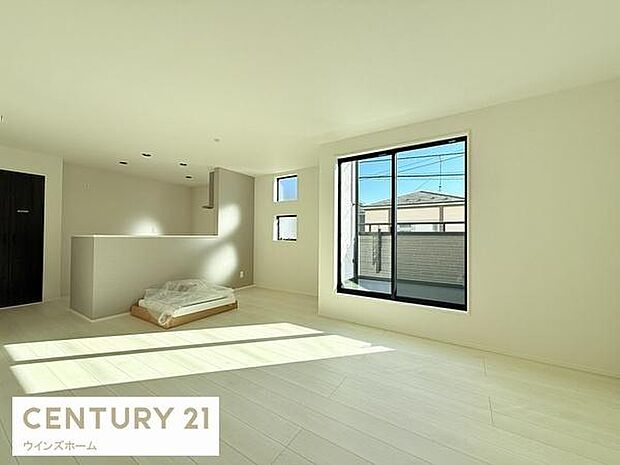 バルコニーへとつながる大きな窓から光が差し込むリビング!ダイニングとリビングを使い分けやすい間取り。風通しも良好で換気もしやすいです!