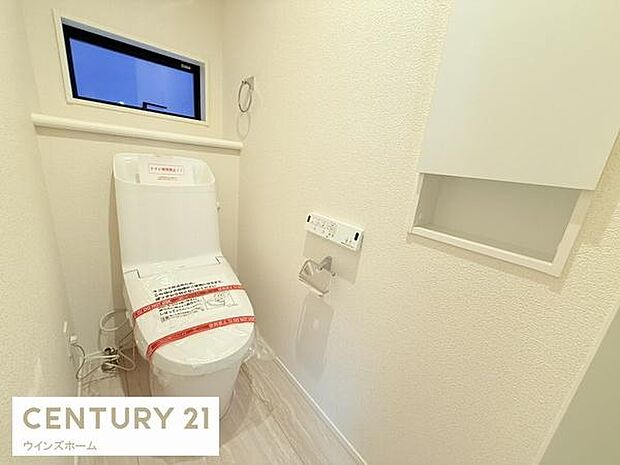 トイレは1・2階に設置されており、温水洗浄便座付きの清潔なトイレ。窓付きで換気ができます。