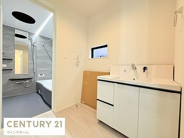 洗面室はゆとりある広さで毎朝の準備も快適です。洗面台収納には、お洗濯用品やスキンケア用品などしっかり収納できるようスペースも充実しています!