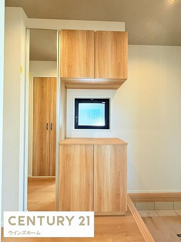 落ち着いた空間を演出し、ご家族や来客者を気持ちよく出迎えます。収納力の高いシューズボックスも設置され玄関をスッキリと保てます!