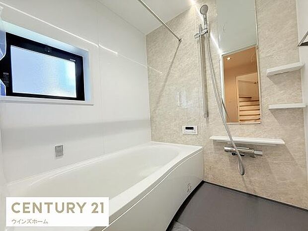 ゆったりとした広さのお風呂スペース!心と身体をリフレッシュさせる癒しの空間でもあるバスルーム!浴室乾燥機付きです。