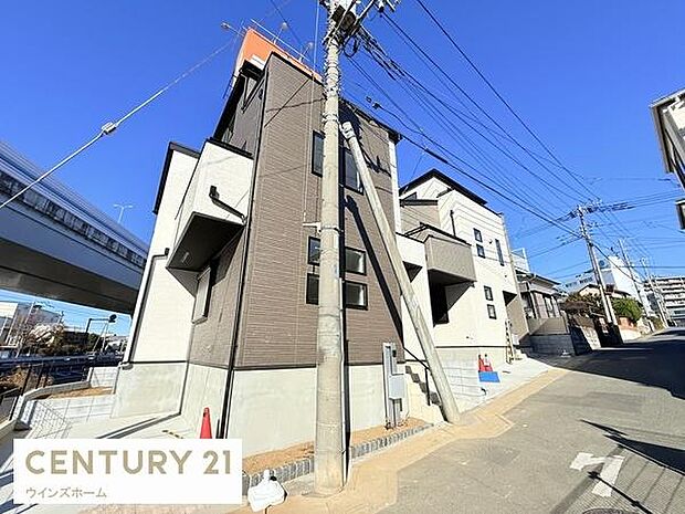 前面道路は南東側幅員4m×北西側幅員51.1m。角地・陽当たり良好!