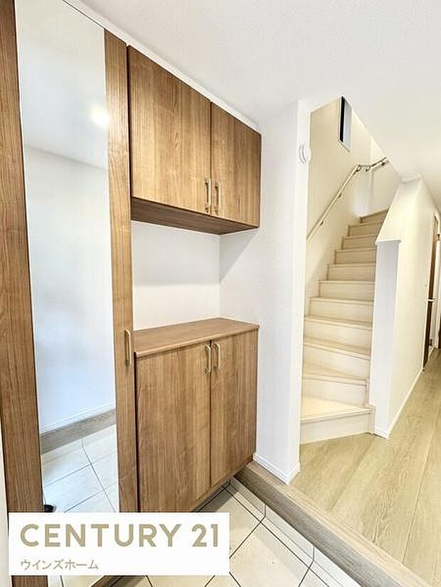 収納付きの玄関は、家族の靴や荷物もスッキリ整頓。来客時も好印象な広さと明るさです。