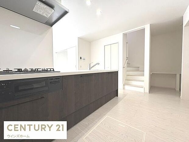 スタイリッシュなシステムキッチンは、収納力と機能性を兼ね備え、料理が楽しくなる空間。リビングとつながるレイアウトも魅力です。キッチン横には便利なスタディカウンター付き！