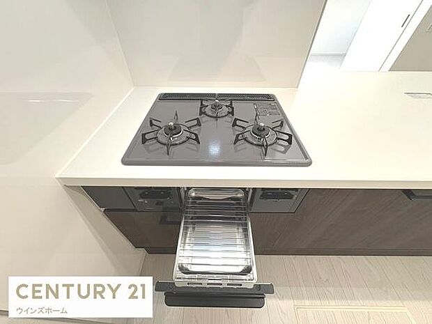 同時に複数調理ができる3口コンロ＋グリル。忙しい朝の時間帯やお料理好きの方にも嬉しい設備です。